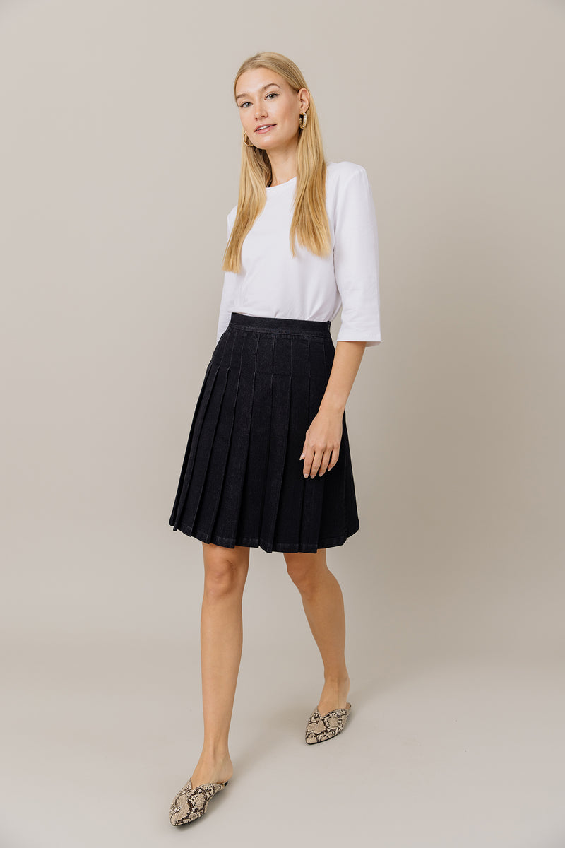 Stretch Denim Pleated Skirt in Black Dark Wash